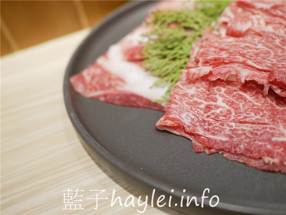 台南中西區/初幸居食屋-1280的和牛壽喜燒雙人套餐超級誘人,煎好的和牛沾上嫩滑的蛋液入口真是味蕾極致享受~今天吃什麼/台南美食/台南日式料理/台南和牛餐廳推薦/台南鍋物料理/日本料理店/壽喜燒美食/Sukiyaki/鋤燒/japanesefood/藍子愛美食 健康養身 國內旅遊 攝影 日式料理 民生資訊分享 飲食集錦