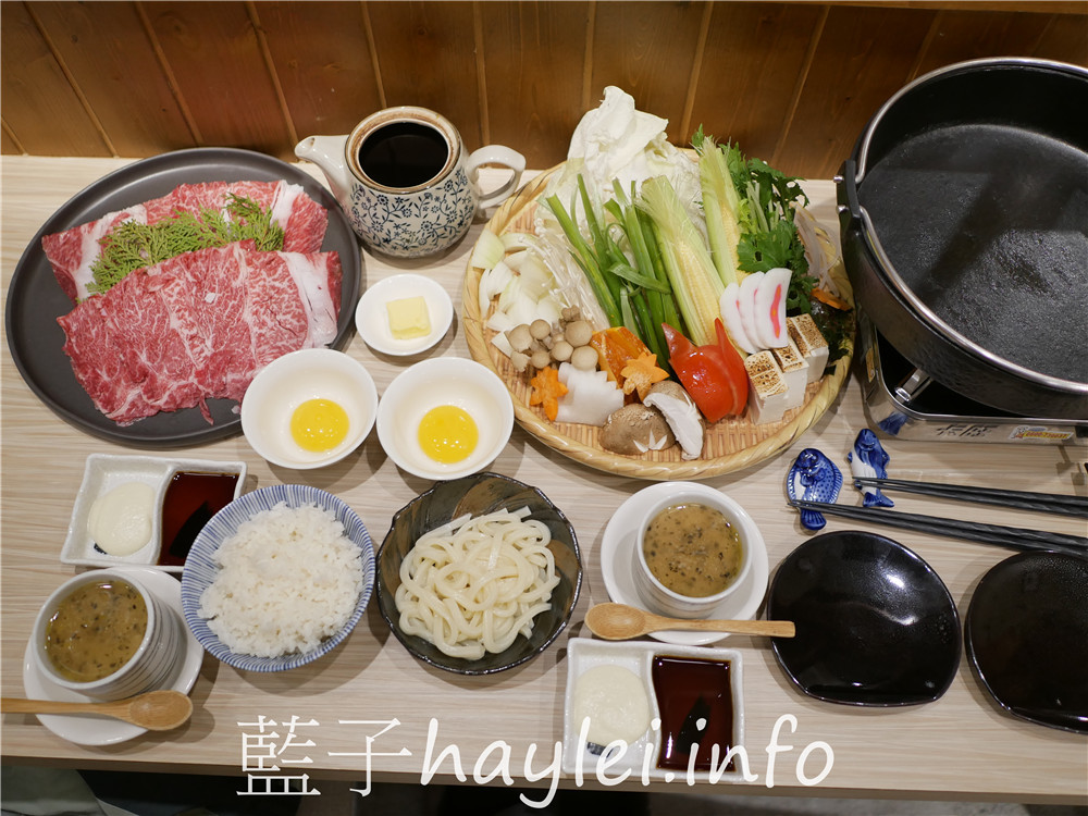 台南中西區/初幸居食屋-1280的和牛壽喜燒雙人套餐超級誘人,煎好的和牛沾上嫩滑的蛋液入口真是味蕾極致享受~今天吃什麼/台南美食/台南日式料理/台南和牛餐廳推薦/台南鍋物料理/日本料理店/壽喜燒美食/Sukiyaki/鋤燒/japanesefood/藍子愛美食 健康養身 國內旅遊 攝影 日式料理 民生資訊分享 飲食集錦