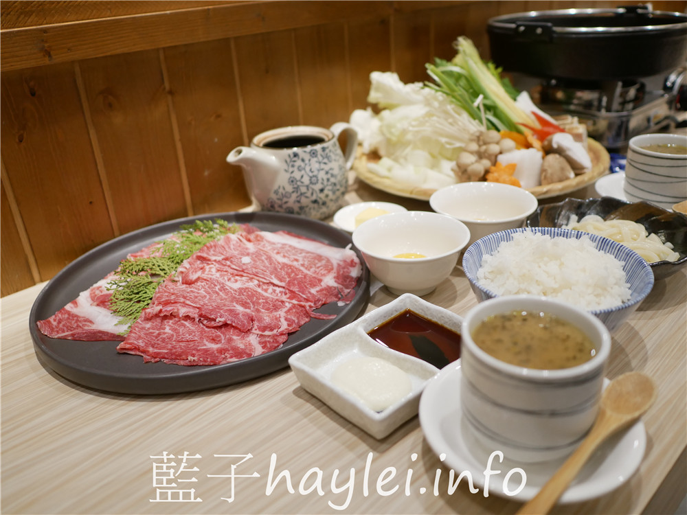 台南中西區/初幸居食屋-1280的和牛壽喜燒雙人套餐超級誘人,煎好的和牛沾上嫩滑的蛋液入口真是味蕾極致享受~今天吃什麼/台南美食/台南日式料理/台南和牛餐廳推薦/台南鍋物料理/日本料理店/壽喜燒美食/Sukiyaki/鋤燒/japanesefood/藍子愛美食 健康養身 國內旅遊 攝影 日式料理 民生資訊分享 飲食集錦