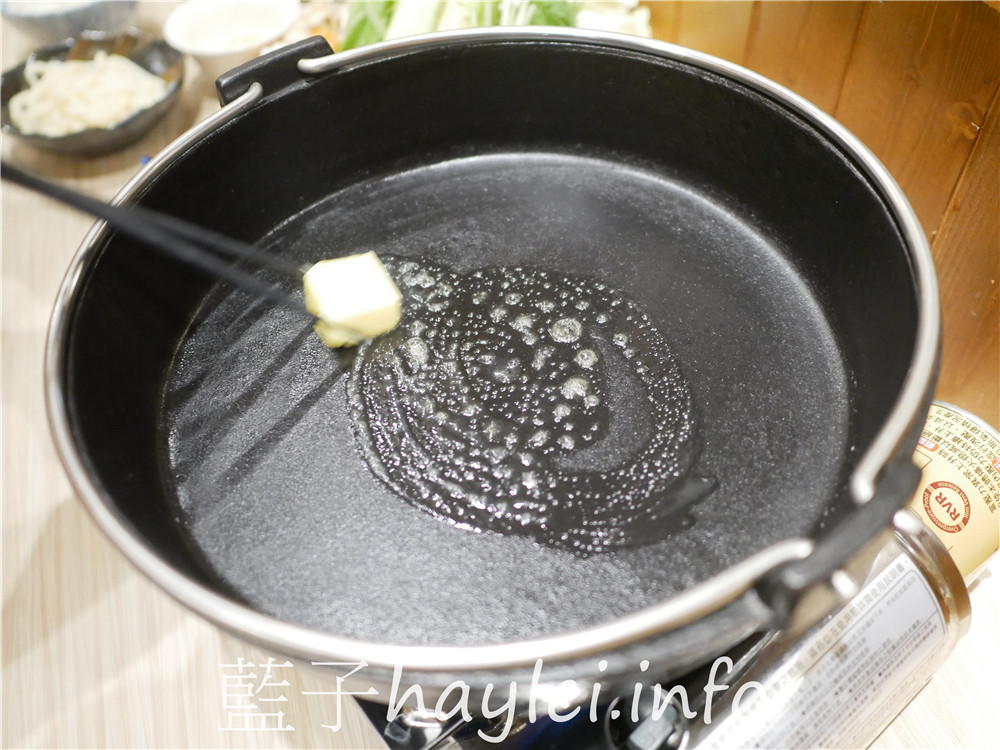 台南中西區/初幸居食屋-1280的和牛壽喜燒雙人套餐超級誘人,煎好的和牛沾上嫩滑的蛋液入口真是味蕾極致享受~今天吃什麼/台南美食/台南日式料理/台南和牛餐廳推薦/台南鍋物料理/日本料理店/壽喜燒美食/Sukiyaki/鋤燒/japanesefood/藍子愛美食 健康養身 國內旅遊 攝影 日式料理 民生資訊分享 飲食集錦