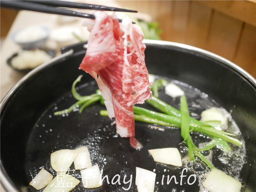 台南中西區/初幸居食屋-1280的和牛壽喜燒雙人套餐超級誘人,煎好的和牛沾上嫩滑的蛋液入口真是味蕾極致享受~今天吃什麼/台南美食/台南日式料理/台南和牛餐廳推薦/台南鍋物料理/日本料理店/壽喜燒美食/Sukiyaki/鋤燒/japanesefood/藍子愛美食 健康養身 國內旅遊 攝影 日式料理 民生資訊分享 飲食集錦