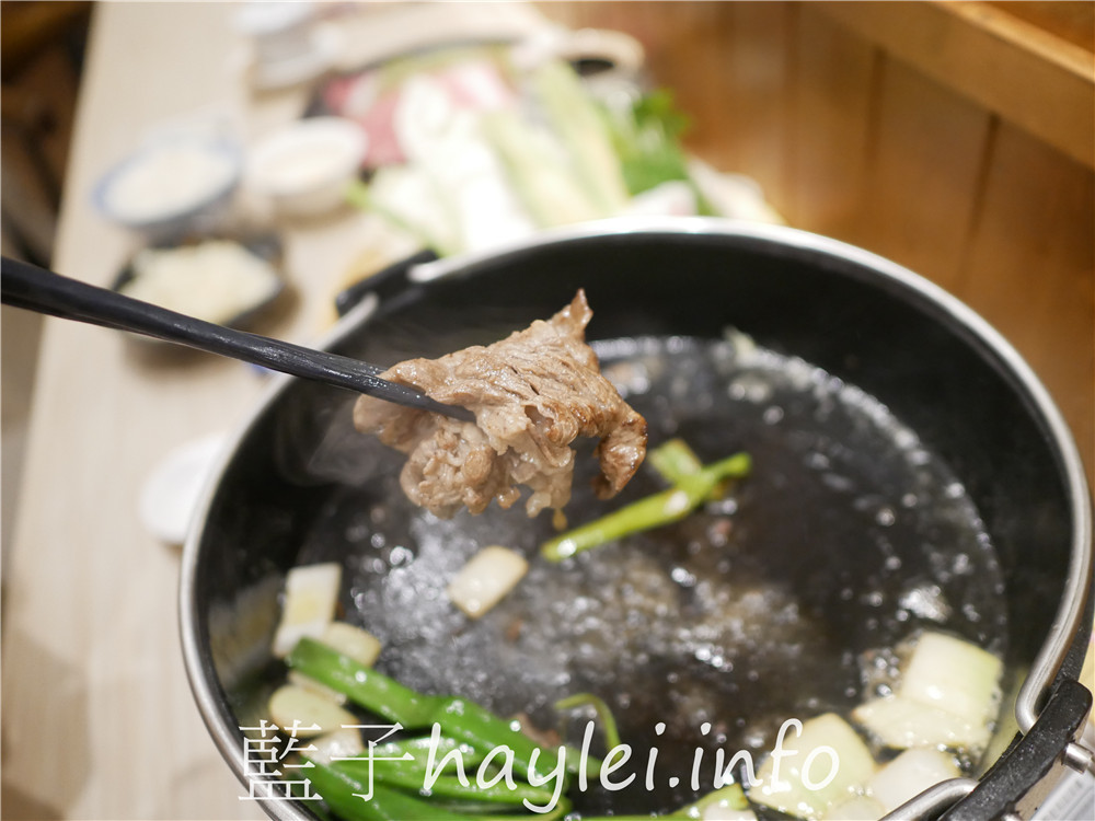 台南中西區/初幸居食屋-1280的和牛壽喜燒雙人套餐超級誘人,煎好的和牛沾上嫩滑的蛋液入口真是味蕾極致享受~今天吃什麼/台南美食/台南日式料理/台南和牛餐廳推薦/台南鍋物料理/日本料理店/壽喜燒美食/Sukiyaki/鋤燒/japanesefood/藍子愛美食 健康養身 國內旅遊 攝影 日式料理 民生資訊分享 飲食集錦