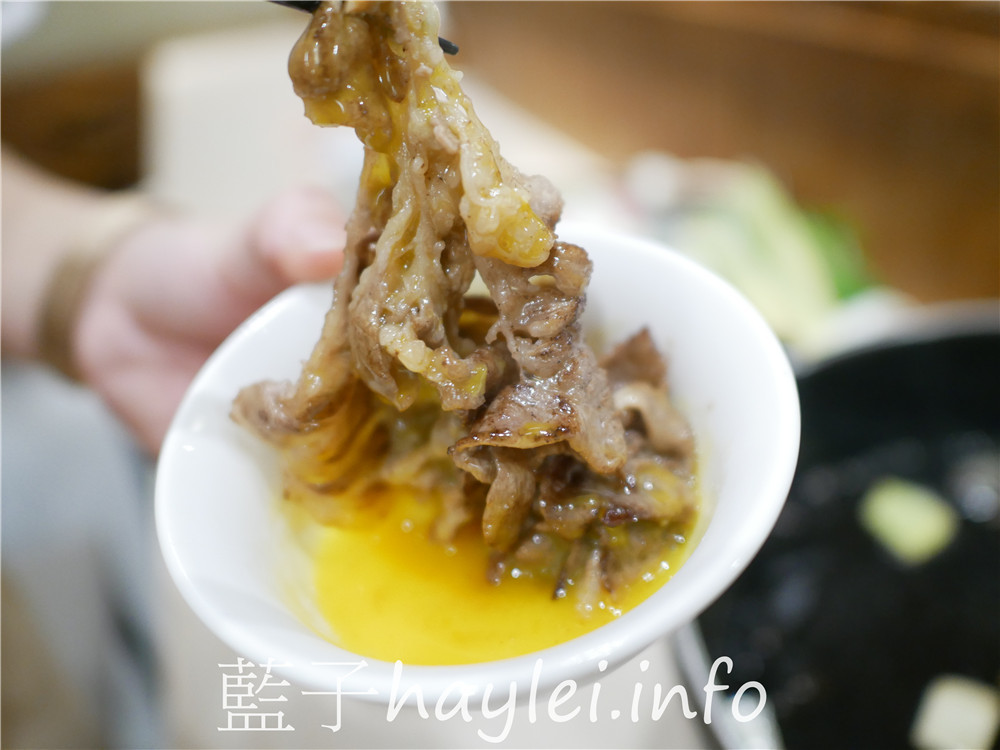 台南中西區/初幸居食屋-1280的和牛壽喜燒雙人套餐超級誘人,煎好的和牛沾上嫩滑的蛋液入口真是味蕾極致享受~今天吃什麼/台南美食/台南日式料理/台南和牛餐廳推薦/台南鍋物料理/日本料理店/壽喜燒美食/Sukiyaki/鋤燒/japanesefood/藍子愛美食 健康養身 國內旅遊 攝影 日式料理 民生資訊分享 飲食集錦