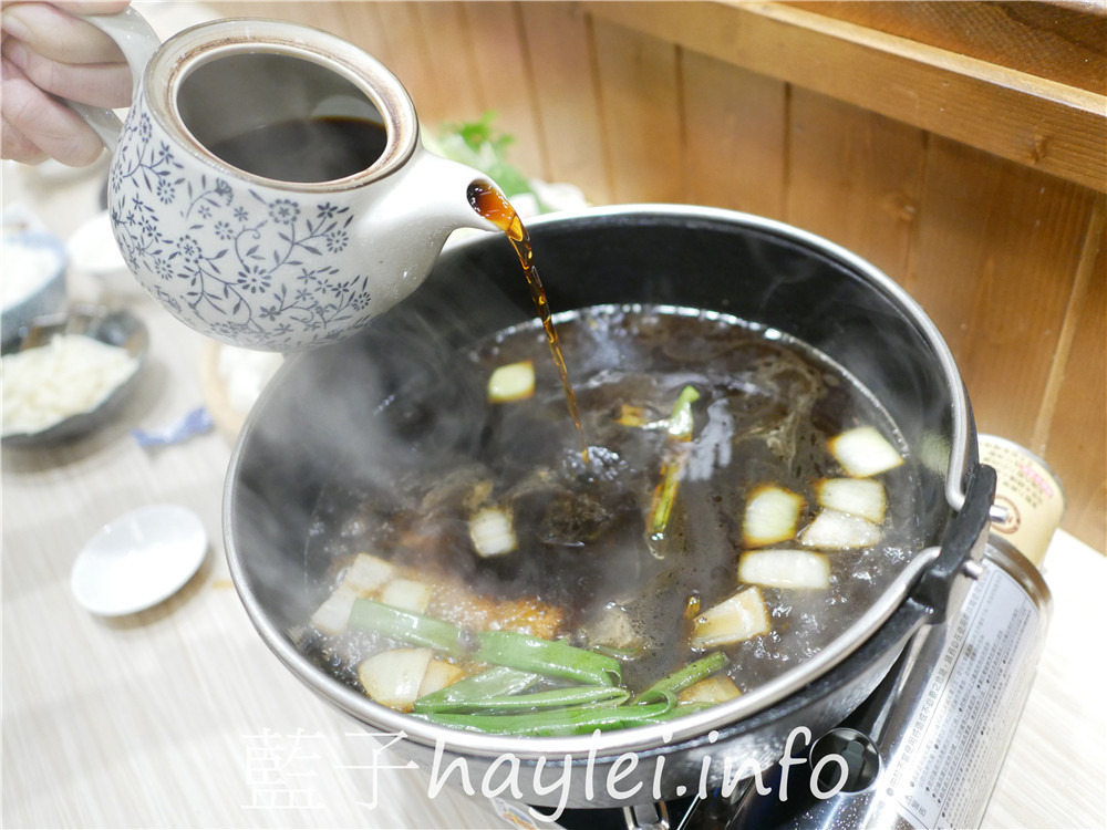 台南中西區/初幸居食屋-1280的和牛壽喜燒雙人套餐超級誘人,煎好的和牛沾上嫩滑的蛋液入口真是味蕾極致享受~今天吃什麼/台南美食/台南日式料理/台南和牛餐廳推薦/台南鍋物料理/日本料理店/壽喜燒美食/Sukiyaki/鋤燒/japanesefood/藍子愛美食 健康養身 國內旅遊 攝影 日式料理 民生資訊分享 飲食集錦