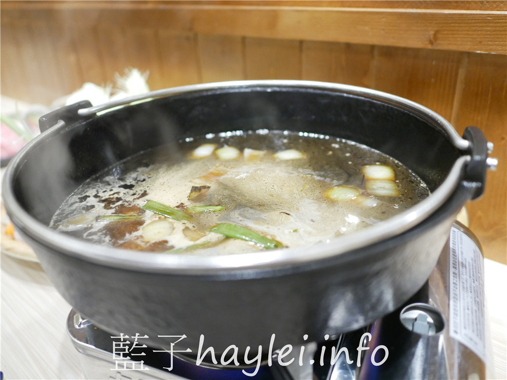台南中西區/初幸居食屋-1280的和牛壽喜燒雙人套餐超級誘人,煎好的和牛沾上嫩滑的蛋液入口真是味蕾極致享受~今天吃什麼/台南美食/台南日式料理/台南和牛餐廳推薦/台南鍋物料理/日本料理店/壽喜燒美食/Sukiyaki/鋤燒/japanesefood/藍子愛美食 健康養身 國內旅遊 攝影 日式料理 民生資訊分享 飲食集錦