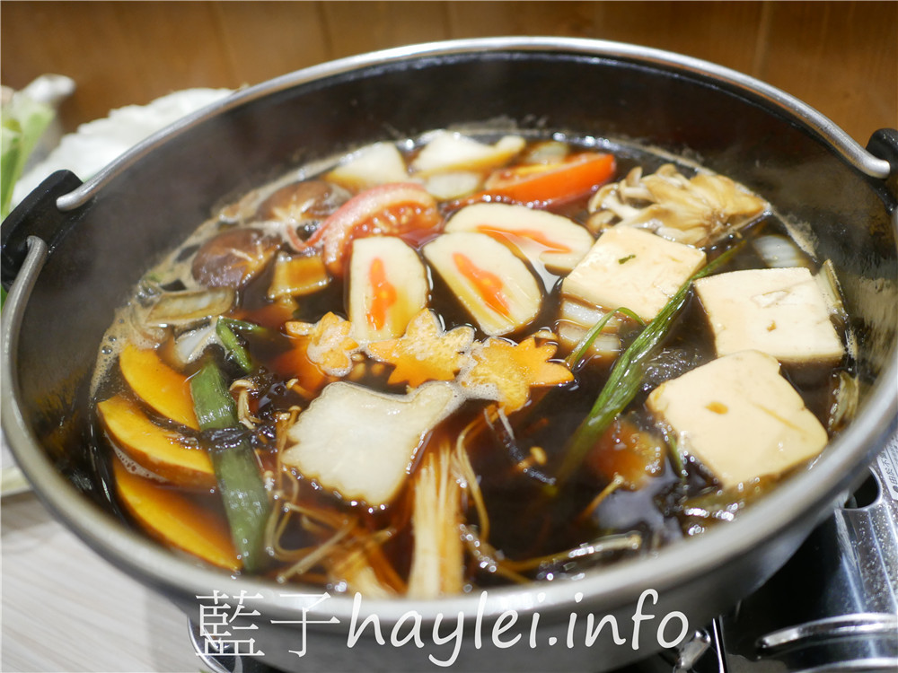 台南中西區/初幸居食屋-1280的和牛壽喜燒雙人套餐超級誘人,煎好的和牛沾上嫩滑的蛋液入口真是味蕾極致享受~今天吃什麼/台南美食/台南日式料理/台南和牛餐廳推薦/台南鍋物料理/日本料理店/壽喜燒美食/Sukiyaki/鋤燒/japanesefood/藍子愛美食 健康養身 國內旅遊 攝影 日式料理 民生資訊分享 飲食集錦