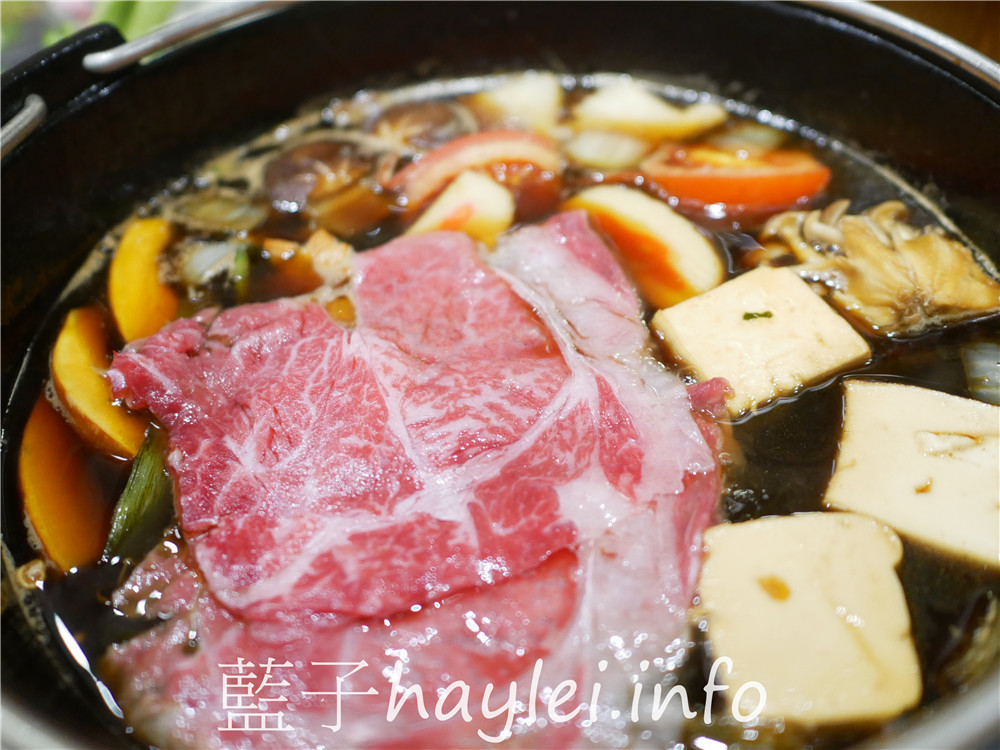 台南中西區/初幸居食屋-1280的和牛壽喜燒雙人套餐超級誘人,煎好的和牛沾上嫩滑的蛋液入口真是味蕾極致享受~今天吃什麼/台南美食/台南日式料理/台南和牛餐廳推薦/台南鍋物料理/日本料理店/壽喜燒美食/Sukiyaki/鋤燒/japanesefood/藍子愛美食 健康養身 國內旅遊 攝影 日式料理 民生資訊分享 飲食集錦
