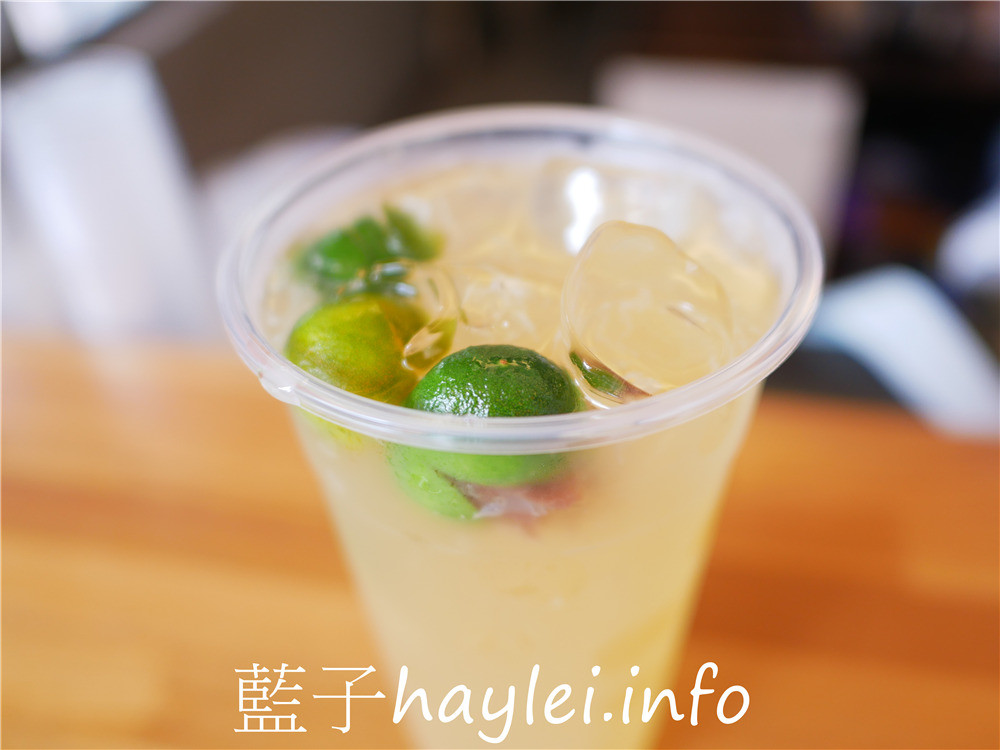 台南東區/紅糖水茶飲專賣店-馳騁在地十餘年的社區型小店，純正台糖二砂熬製飲品，入口甜香不反澀，平價美味，健康又好喝，在地人從小喝到大的好滋味！今天吃什麼/台南美食/台南飲品/台南下午茶/台南手搖飲/手搖飲推薦/十七號冰茶/冰桔茶/鳳梨青/藍子愛美食 中式料理 健康養身 國內旅遊 攝影 民生資訊分享 飲食集錦 