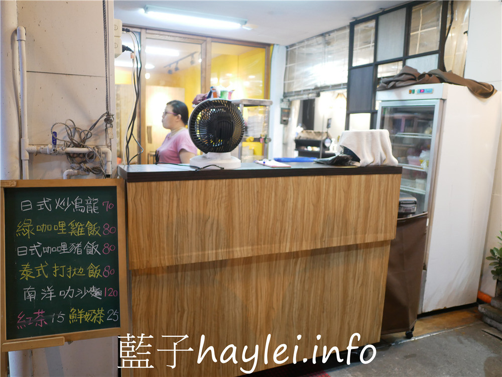 台南中西區/阿杰食堂2-泰式打拋豬肉飯人人推，加了薑黃的綠咖哩跟南洋叻沙湯，感覺特別營養美味！今天吃什麼/台南美食/台南小吃/台南特色美食/台南異國料理/東南亞美食/南洋料理/綠咖哩雞肉飯/南洋叻沙麵/台南旅遊/在地人推薦美食/南洋美食/藍子愛美食 國內旅遊 攝影 民生資訊分享 飲食集錦 