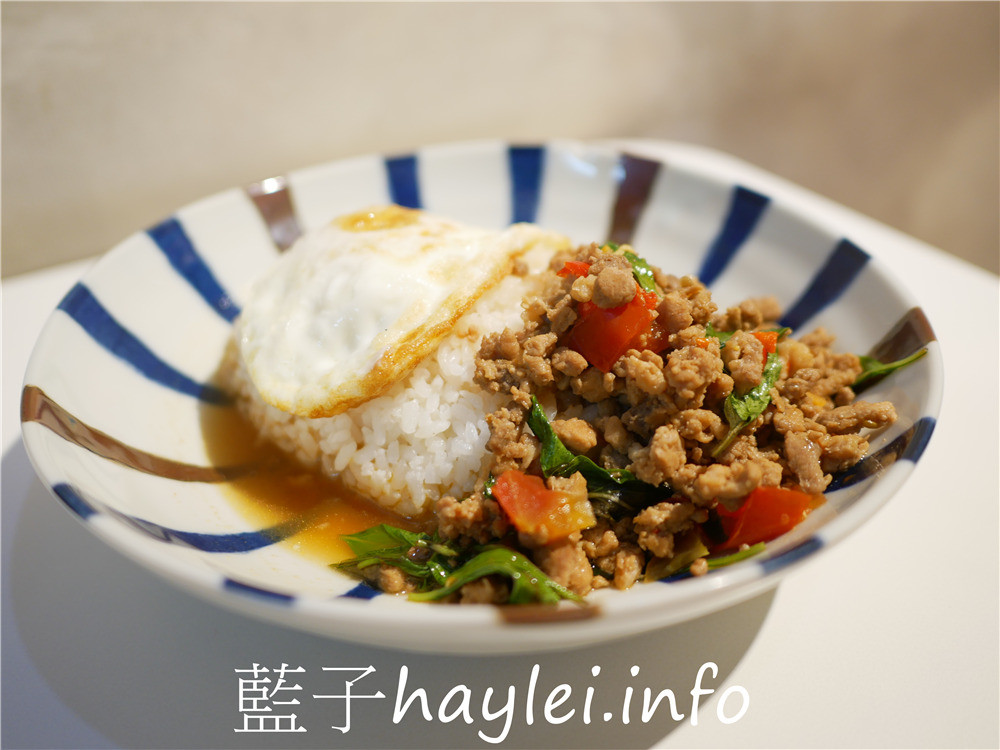 台南中西區/阿杰食堂2-泰式打拋豬肉飯人人推，加了薑黃的綠咖哩跟南洋叻沙湯，感覺特別營養美味！今天吃什麼/台南美食/台南小吃/台南特色美食/台南異國料理/東南亞美食/南洋料理/綠咖哩雞肉飯/南洋叻沙麵/台南旅遊/在地人推薦美食/南洋美食/藍子愛美食 國內旅遊 攝影 民生資訊分享 飲食集錦 