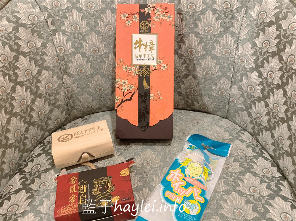哈比農夫/牛樟精華天然手工皂、參貳參默皂-香氣清新柔美,洗感溫潤不緊繃,敏感肌適用,讓肌膚享受最無負擔的呵護,華美的包裝設計送禮自用兩相宜!肌膚保養/沐浴產品/清潔肌膚/全身適用/哈比手工皂/冷製法手工皂/50度低溫製成/純手工/自然香氣/牛樟精油/乾燥植物粉/藍子愛保養 保養品分享 健康養身 彩妝品 彩妝品分享 攝影 民生資訊分享