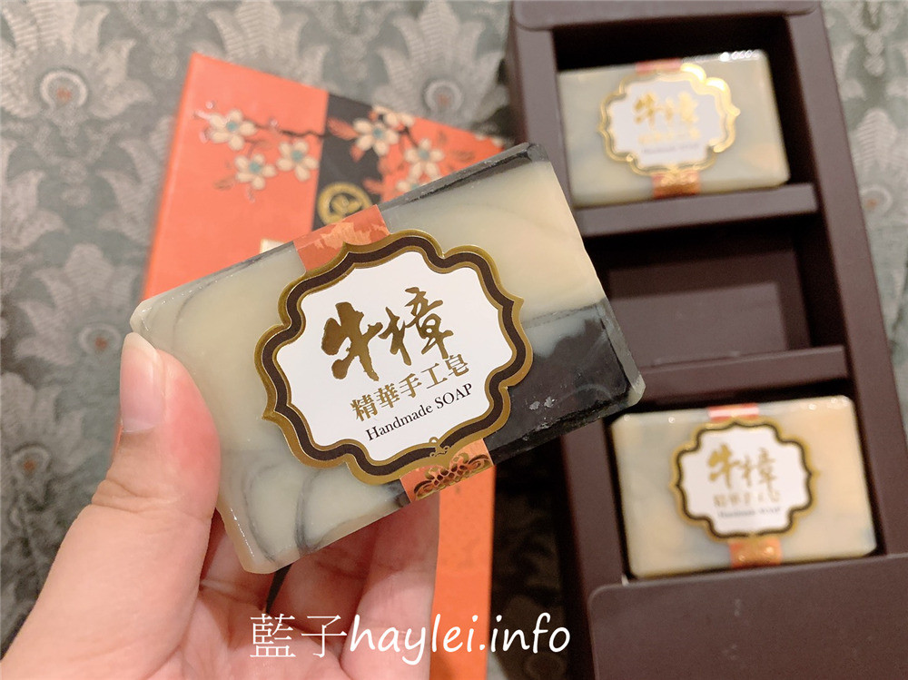 哈比農夫/牛樟精華天然手工皂、參貳參默皂-香氣清新柔美,洗感溫潤不緊繃,敏感肌適用,讓肌膚享受最無負擔的呵護,華美的包裝設計送禮自用兩相宜!肌膚保養/沐浴產品/清潔肌膚/全身適用/哈比手工皂/冷製法手工皂/50度低溫製成/純手工/自然香氣/牛樟精油/乾燥植物粉/藍子愛保養 保養品分享 健康養身 彩妝品 彩妝品分享 攝影 民生資訊分享