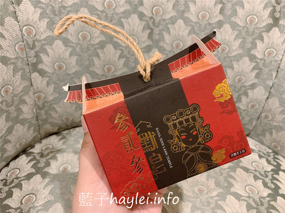 哈比農夫/牛樟精華天然手工皂、參貳參默皂-香氣清新柔美,洗感溫潤不緊繃,敏感肌適用,讓肌膚享受最無負擔的呵護,華美的包裝設計送禮自用兩相宜!肌膚保養/沐浴產品/清潔肌膚/全身適用/哈比手工皂/冷製法手工皂/50度低溫製成/純手工/自然香氣/牛樟精油/乾燥植物粉/藍子愛保養 保養品分享 健康養身 彩妝品 彩妝品分享 攝影 民生資訊分享