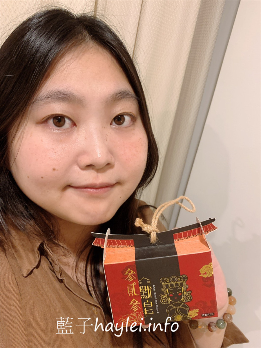 哈比農夫/牛樟精華天然手工皂、參貳參默皂-香氣清新柔美,洗感溫潤不緊繃,敏感肌適用,讓肌膚享受最無負擔的呵護,華美的包裝設計送禮自用兩相宜!肌膚保養/沐浴產品/清潔肌膚/全身適用/哈比手工皂/冷製法手工皂/50度低溫製成/純手工/自然香氣/牛樟精油/乾燥植物粉/藍子愛保養 保養品分享 健康養身 彩妝品 彩妝品分享 攝影 民生資訊分享