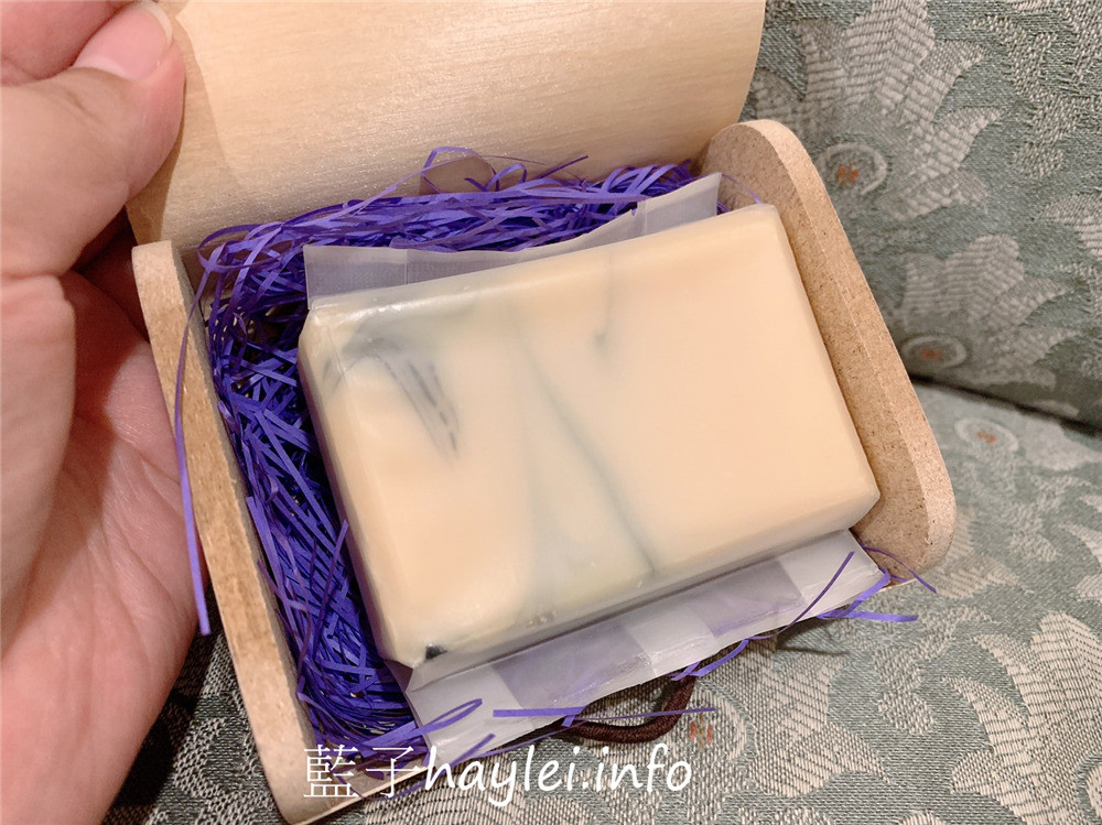 哈比農夫/牛樟精華天然手工皂、參貳參默皂-香氣清新柔美,洗感溫潤不緊繃,敏感肌適用,讓肌膚享受最無負擔的呵護,華美的包裝設計送禮自用兩相宜!肌膚保養/沐浴產品/清潔肌膚/全身適用/哈比手工皂/冷製法手工皂/50度低溫製成/純手工/自然香氣/牛樟精油/乾燥植物粉/藍子愛保養 保養品分享 健康養身 彩妝品 彩妝品分享 攝影 民生資訊分享
