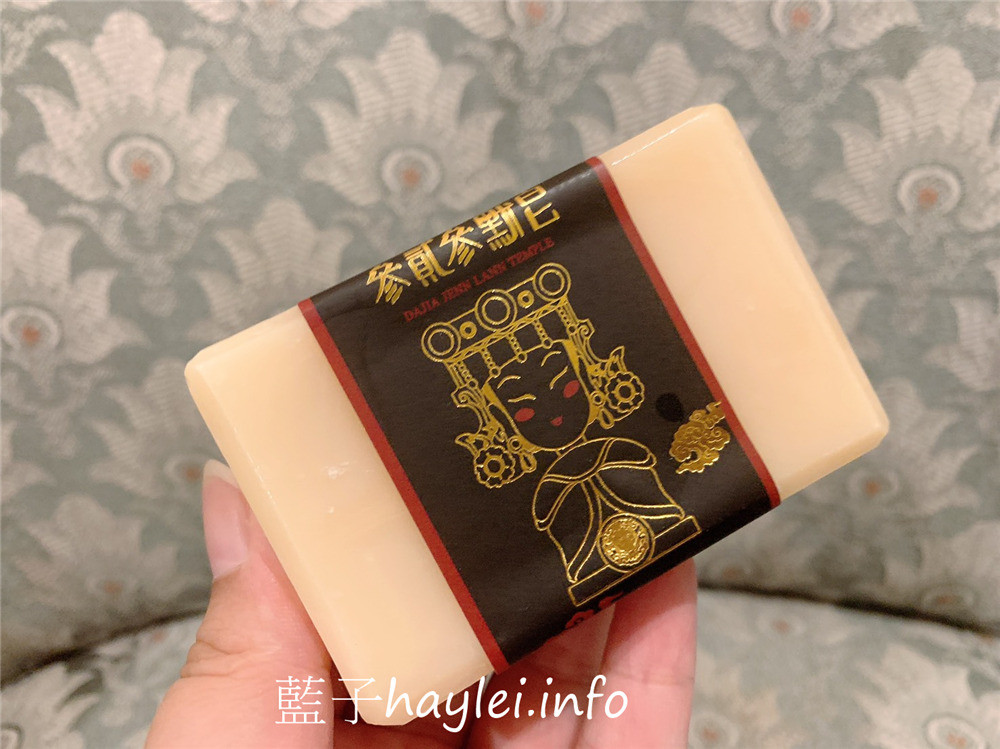 哈比農夫/牛樟精華天然手工皂、參貳參默皂-香氣清新柔美,洗感溫潤不緊繃,敏感肌適用,讓肌膚享受最無負擔的呵護,華美的包裝設計送禮自用兩相宜!肌膚保養/沐浴產品/清潔肌膚/全身適用/哈比手工皂/冷製法手工皂/50度低溫製成/純手工/自然香氣/牛樟精油/乾燥植物粉/藍子愛保養 保養品分享 健康養身 彩妝品 彩妝品分享 攝影 民生資訊分享