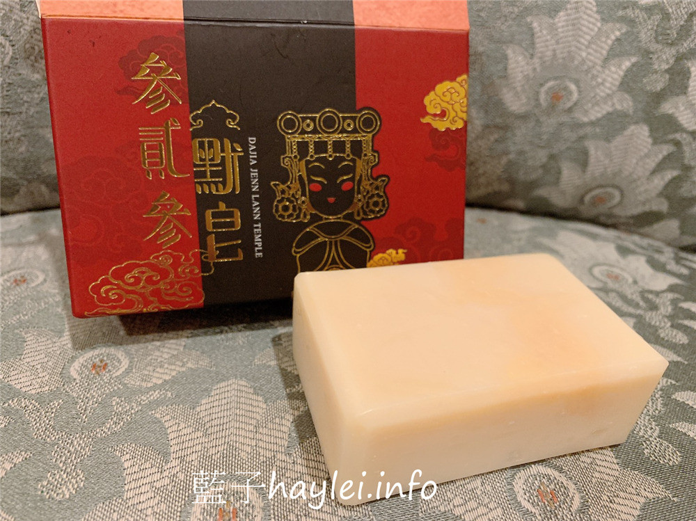 哈比農夫/牛樟精華天然手工皂、參貳參默皂-香氣清新柔美,洗感溫潤不緊繃,敏感肌適用,讓肌膚享受最無負擔的呵護,華美的包裝設計送禮自用兩相宜!肌膚保養/沐浴產品/清潔肌膚/全身適用/哈比手工皂/冷製法手工皂/50度低溫製成/純手工/自然香氣/牛樟精油/乾燥植物粉/藍子愛保養 保養品分享 健康養身 彩妝品 彩妝品分享 攝影 民生資訊分享