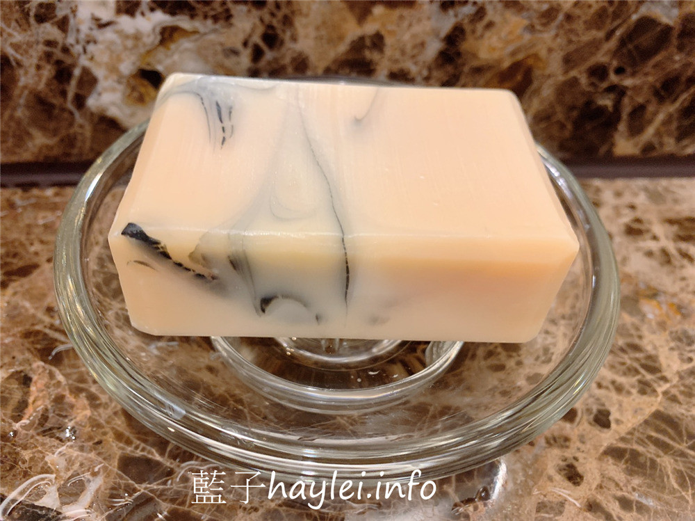 哈比農夫/牛樟精華天然手工皂、參貳參默皂-香氣清新柔美,洗感溫潤不緊繃,敏感肌適用,讓肌膚享受最無負擔的呵護,華美的包裝設計送禮自用兩相宜!肌膚保養/沐浴產品/清潔肌膚/全身適用/哈比手工皂/冷製法手工皂/50度低溫製成/純手工/自然香氣/牛樟精油/乾燥植物粉/藍子愛保養 保養品分享 健康養身 彩妝品 彩妝品分享 攝影 民生資訊分享