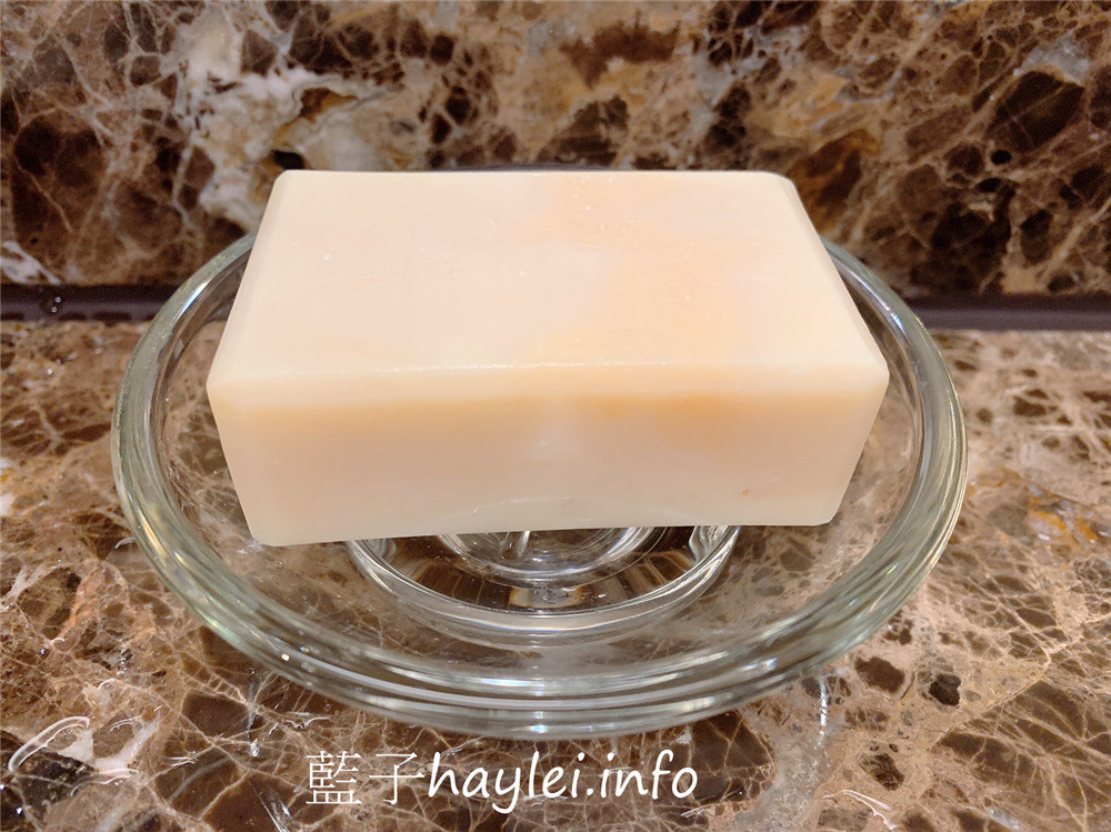 哈比農夫/牛樟精華天然手工皂、參貳參默皂-香氣清新柔美,洗感溫潤不緊繃,敏感肌適用,讓肌膚享受最無負擔的呵護,華美的包裝設計送禮自用兩相宜!肌膚保養/沐浴產品/清潔肌膚/全身適用/哈比手工皂/冷製法手工皂/50度低溫製成/純手工/自然香氣/牛樟精油/乾燥植物粉/藍子愛保養 保養品分享 健康養身 彩妝品 彩妝品分享 攝影 民生資訊分享
