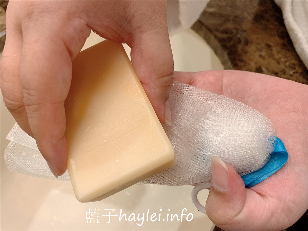 哈比農夫/牛樟精華天然手工皂、參貳參默皂-香氣清新柔美,洗感溫潤不緊繃,敏感肌適用,讓肌膚享受最無負擔的呵護,華美的包裝設計送禮自用兩相宜!肌膚保養/沐浴產品/清潔肌膚/全身適用/哈比手工皂/冷製法手工皂/50度低溫製成/純手工/自然香氣/牛樟精油/乾燥植物粉/藍子愛保養 保養品分享 健康養身 彩妝品 彩妝品分享 攝影 民生資訊分享