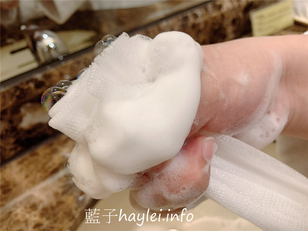 哈比農夫/牛樟精華天然手工皂、參貳參默皂-香氣清新柔美,洗感溫潤不緊繃,敏感肌適用,讓肌膚享受最無負擔的呵護,華美的包裝設計送禮自用兩相宜!肌膚保養/沐浴產品/清潔肌膚/全身適用/哈比手工皂/冷製法手工皂/50度低溫製成/純手工/自然香氣/牛樟精油/乾燥植物粉/藍子愛保養 保養品分享 健康養身 彩妝品 彩妝品分享 攝影 民生資訊分享