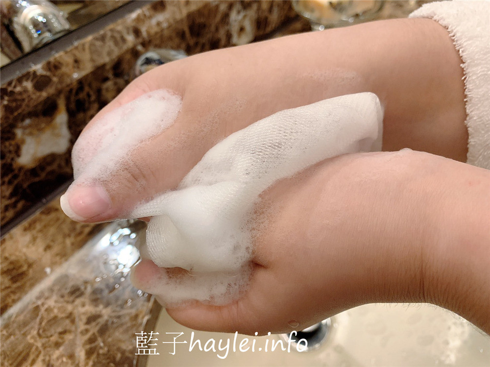 哈比農夫/牛樟精華天然手工皂、參貳參默皂-香氣清新柔美,洗感溫潤不緊繃,敏感肌適用,讓肌膚享受最無負擔的呵護,華美的包裝設計送禮自用兩相宜!肌膚保養/沐浴產品/清潔肌膚/全身適用/哈比手工皂/冷製法手工皂/50度低溫製成/純手工/自然香氣/牛樟精油/乾燥植物粉/藍子愛保養 保養品分享 健康養身 彩妝品 彩妝品分享 攝影 民生資訊分享