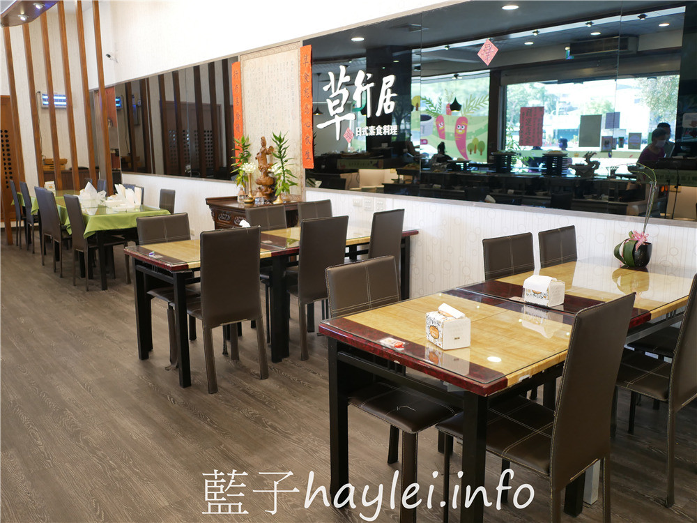 嘉義西區/草行居百匯蔬食-平價實惠的豐富素食餐點,素食自助餐平日269、假日299,出家師父七折、兒童半價超佛心,不少朋友都攜家帶眷來訪呢~今天吃什麼/嘉義美食/嘉義旅遊/嘉義素食/嘉義蔬食/健康美味/養生美食/全素可食/嘉義自助餐/嘉義吃到飽/吃到飽餐廳推薦/藍子愛美食 中式料理 國內旅遊 攝影 民生資訊分享 飲食集錦