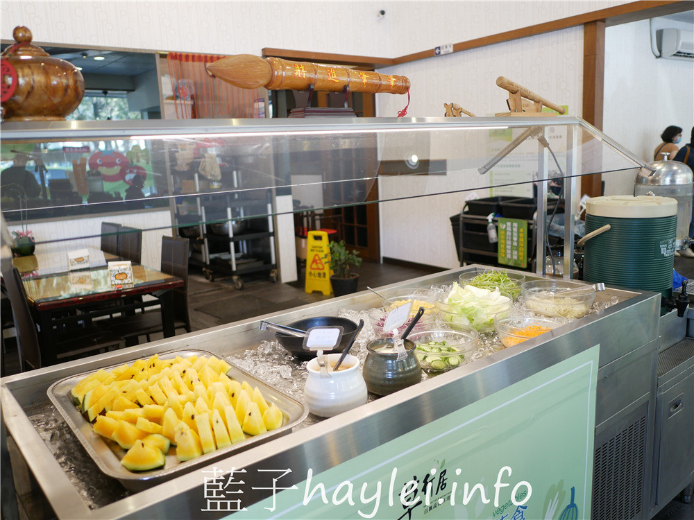 嘉義西區/草行居百匯蔬食-平價實惠的豐富素食餐點,素食自助餐平日269、假日299,出家師父七折、兒童半價超佛心,不少朋友都攜家帶眷來訪呢~今天吃什麼/嘉義美食/嘉義旅遊/嘉義素食/嘉義蔬食/健康美味/養生美食/全素可食/嘉義自助餐/嘉義吃到飽/吃到飽餐廳推薦/藍子愛美食 中式料理 國內旅遊 攝影 民生資訊分享 飲食集錦