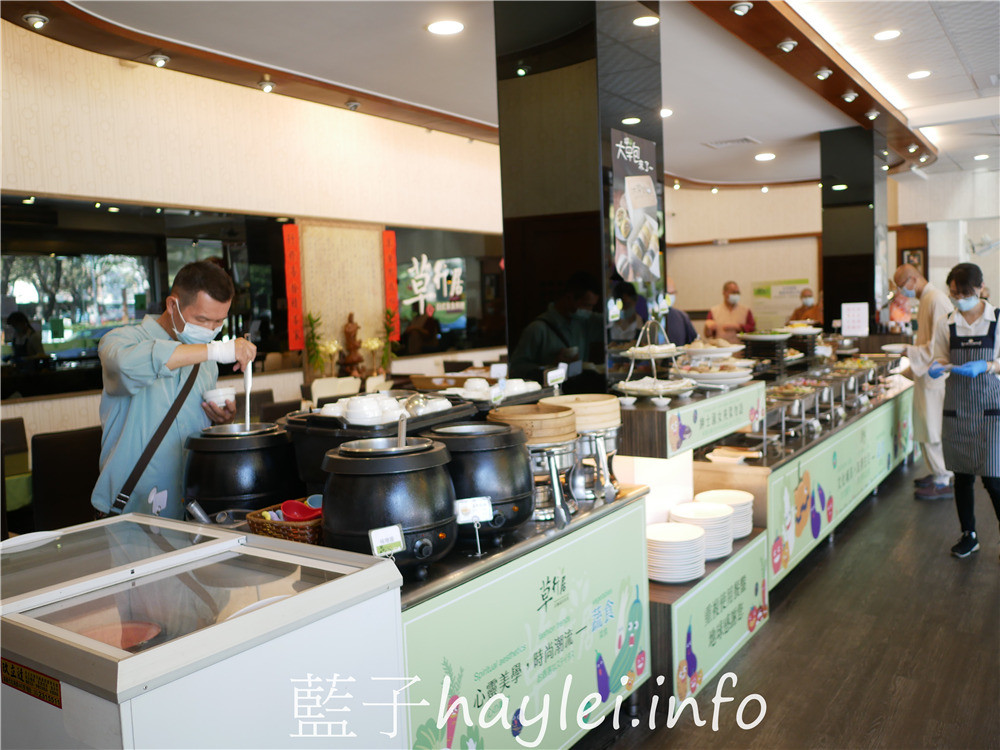 嘉義西區/草行居百匯蔬食-平價實惠的豐富素食餐點,素食自助餐平日269、假日299,出家師父七折、兒童半價超佛心,不少朋友都攜家帶眷來訪呢~今天吃什麼/嘉義美食/嘉義旅遊/嘉義素食/嘉義蔬食/健康美味/養生美食/全素可食/嘉義自助餐/嘉義吃到飽/吃到飽餐廳推薦/藍子愛美食 中式料理 國內旅遊 攝影 民生資訊分享 飲食集錦