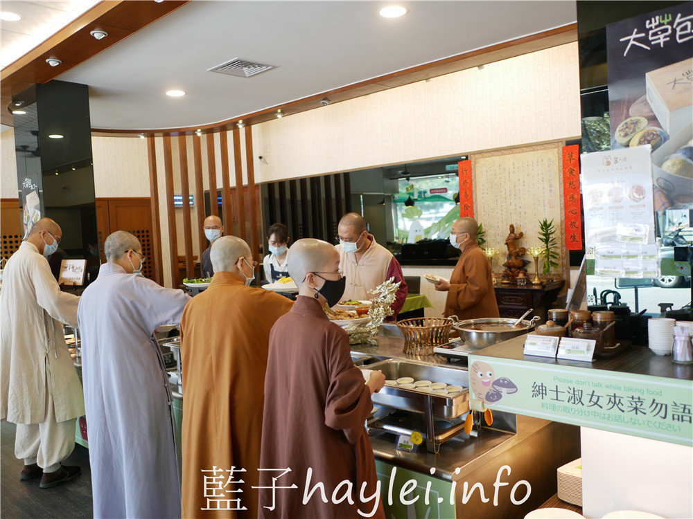 嘉義西區/草行居百匯蔬食-平價實惠的豐富素食餐點,素食自助餐平日269、假日299,出家師父七折、兒童半價超佛心,不少朋友都攜家帶眷來訪呢~今天吃什麼/嘉義美食/嘉義旅遊/嘉義素食/嘉義蔬食/健康美味/養生美食/全素可食/嘉義自助餐/嘉義吃到飽/吃到飽餐廳推薦/藍子愛美食 中式料理 國內旅遊 攝影 民生資訊分享 飲食集錦