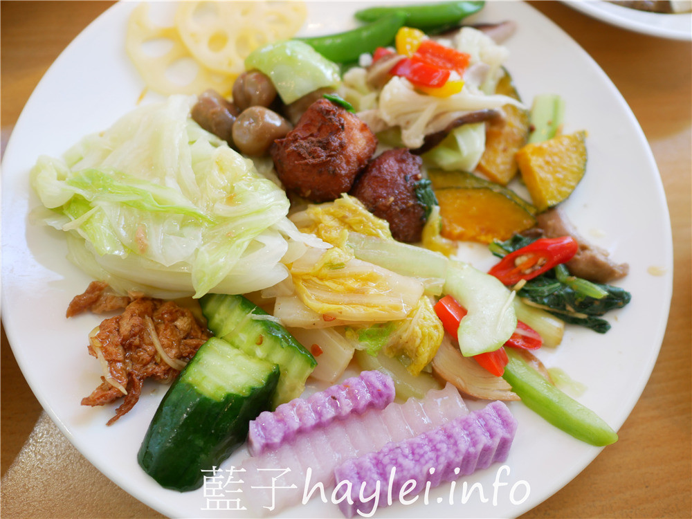 嘉義西區/草行居百匯蔬食-平價實惠的豐富素食餐點,素食自助餐平日269、假日299,出家師父七折、兒童半價超佛心,不少朋友都攜家帶眷來訪呢~今天吃什麼/嘉義美食/嘉義旅遊/嘉義素食/嘉義蔬食/健康美味/養生美食/全素可食/嘉義自助餐/嘉義吃到飽/吃到飽餐廳推薦/藍子愛美食 中式料理 國內旅遊 攝影 民生資訊分享 飲食集錦