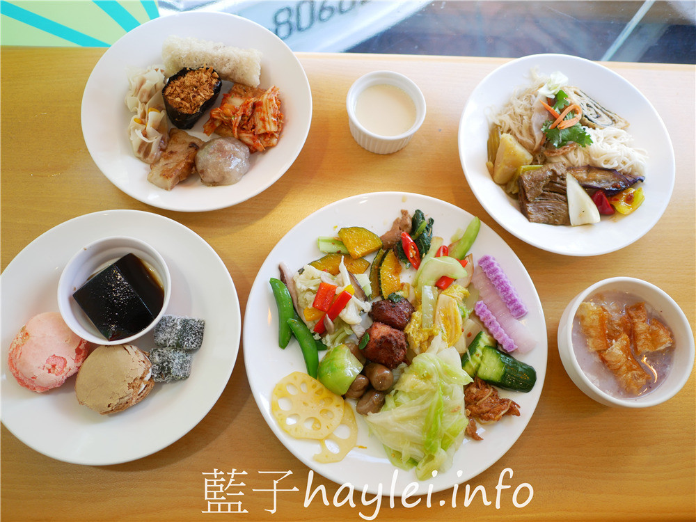 嘉義西區/草行居百匯蔬食-平價實惠的豐富素食餐點，素食自助餐平日269、假日299，出家師父七折、兒童半價超佛心，不少朋友都攜家帶眷來訪呢～今天吃什麼/嘉義美食/嘉義旅遊/嘉義素食/嘉義蔬食/健康美味/養生美食/全素可食/嘉義自助餐/嘉義吃到飽/吃到飽餐廳推薦/藍子愛美食 中式料理 國內旅遊 攝影 民生資訊分享 飲食集錦 