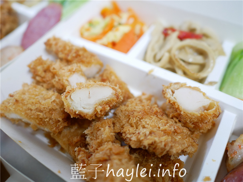 嘉義東區/桃城創意料理-味噌烤雞腿定食、炸豬排定食、炸雞排定食、魚定食套餐等，每日限量，通通80元，精緻的主食，豐富的菜色，出外人最愛的美味便當！2個可外送，大量訂單請前一天臉書預約訂餐～今天吃什麼/嘉義美食/嘉義便當/嘉義日式定食/網路預約取餐/每天更新菜單/藍子愛美食 中式料理 國內旅遊 攝影 民生資訊分享 飲食集錦 