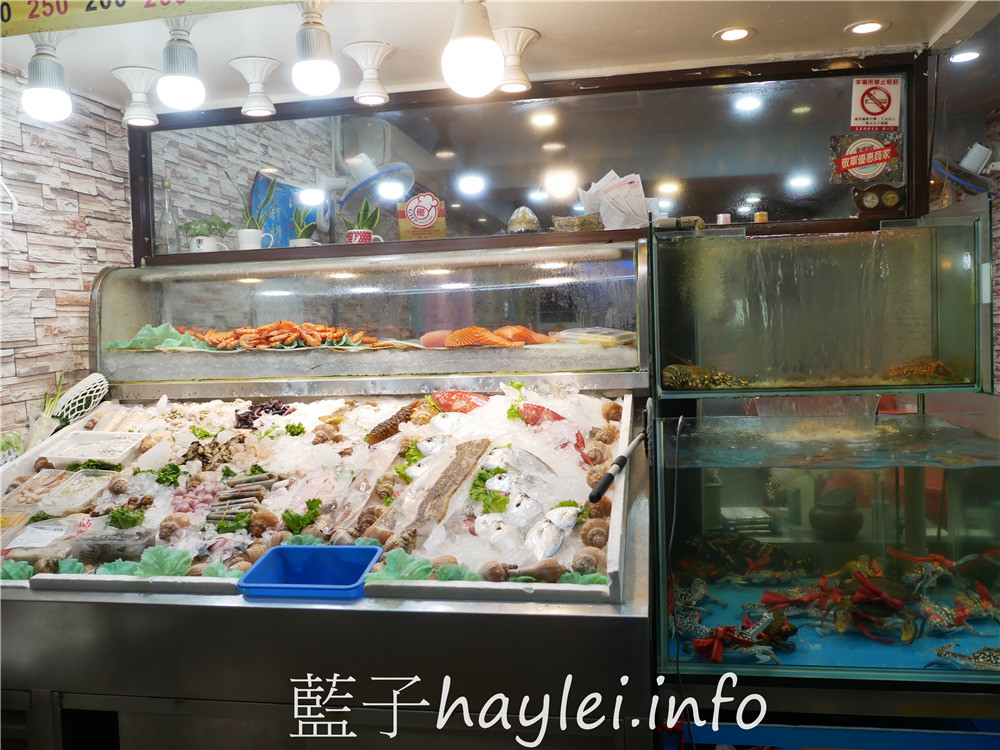 嘉義布袋/臨海海產店-布袋港觀光漁市內的美味熱炒海鮮料理，嘉義在地人推薦漁港美食，新鮮實在的海味，嘉義必吃海產美食~今天吃什麼/嘉義美食/嘉義旅遊/布袋美食/布袋港美食/海鮮熱炒/台菜熱炒/現撈生猛海鮮/平價消費/明碼標價/合菜餐廳/桌菜美食/總鋪師手路菜/藍子愛美食 中式料理 國內旅遊 攝影 民生資訊分享 飲食集錦 