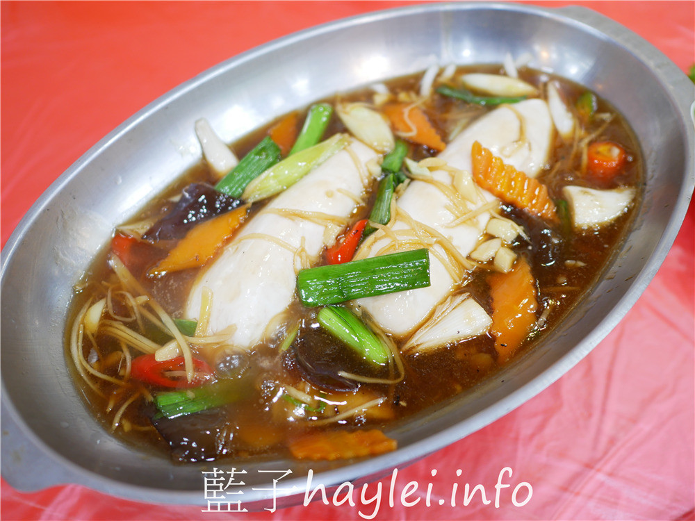 嘉義布袋/臨海海產店-布袋港觀光漁市內的美味熱炒海鮮料理，嘉義在地人推薦漁港美食，新鮮實在的海味，嘉義必吃海產美食~今天吃什麼/嘉義美食/嘉義旅遊/布袋美食/布袋港美食/海鮮熱炒/台菜熱炒/現撈生猛海鮮/平價消費/明碼標價/合菜餐廳/桌菜美食/總鋪師手路菜/藍子愛美食 中式料理 國內旅遊 攝影 民生資訊分享 飲食集錦 