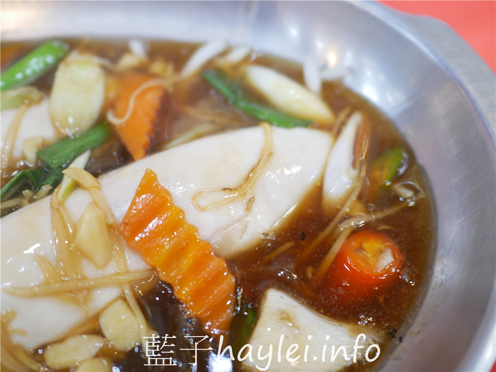 嘉義布袋/臨海海產店-布袋港觀光漁市內的美味熱炒海鮮料理，嘉義在地人推薦漁港美食，新鮮實在的海味，嘉義必吃海產美食~今天吃什麼/嘉義美食/嘉義旅遊/布袋美食/布袋港美食/海鮮熱炒/台菜熱炒/現撈生猛海鮮/平價消費/明碼標價/合菜餐廳/桌菜美食/總鋪師手路菜/藍子愛美食 中式料理 國內旅遊 攝影 民生資訊分享 飲食集錦 