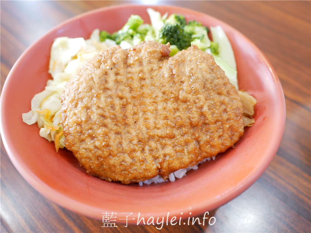 雲林斗六/深海深美食旗艦總店-紹興醉雞腿酒香肉嫩，炸雞腿&炸豆腐外脆內嫩又多汁，魠魚羹鮮甜美味跟超值必點的便當咖哩等，樣樣都是平價親民好滋味， 雙店面用餐環境寬敞明亮乾淨整潔，內有廁所，方便親子來訪~內有菜單!雲林美食/雲林旅遊/斗六美食/30年老字號/斗六小吃/藍子愛美食 中式料理 國內旅遊 攝影 民生資訊分享 飲食集錦 