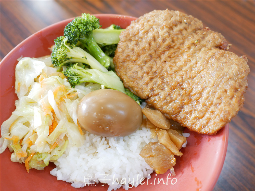雲林斗六/深海深美食旗艦總店-紹興醉雞腿酒香肉嫩，炸雞腿&炸豆腐外脆內嫩又多汁，魠魚羹鮮甜美味跟超值必點的便當咖哩等，樣樣都是平價親民好滋味， 雙店面用餐環境寬敞明亮乾淨整潔，內有廁所，方便親子來訪~內有菜單!雲林美食/雲林旅遊/斗六美食/30年老字號/斗六小吃/藍子愛美食 中式料理 國內旅遊 攝影 民生資訊分享 飲食集錦 