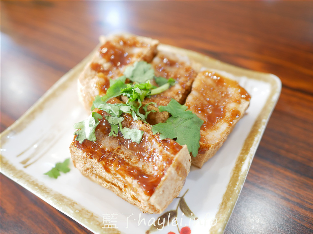 雲林斗六/深海深美食旗艦總店-紹興醉雞腿酒香肉嫩，炸雞腿&炸豆腐外脆內嫩又多汁，魠魚羹鮮甜美味跟超值必點的便當咖哩等，樣樣都是平價親民好滋味， 雙店面用餐環境寬敞明亮乾淨整潔，內有廁所，方便親子來訪~內有菜單!雲林美食/雲林旅遊/斗六美食/30年老字號/斗六小吃/藍子愛美食 中式料理 國內旅遊 攝影 民生資訊分享 飲食集錦 