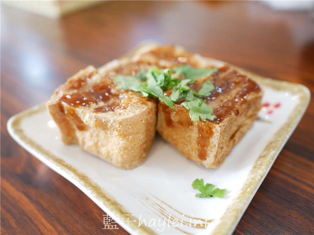 雲林斗六/深海深美食旗艦總店-紹興醉雞腿酒香肉嫩，炸雞腿&炸豆腐外脆內嫩又多汁，魠魚羹鮮甜美味跟超值必點的便當咖哩等，樣樣都是平價親民好滋味， 雙店面用餐環境寬敞明亮乾淨整潔，內有廁所，方便親子來訪~內有菜單!雲林美食/雲林旅遊/斗六美食/30年老字號/斗六小吃/藍子愛美食 中式料理 國內旅遊 攝影 民生資訊分享 飲食集錦 