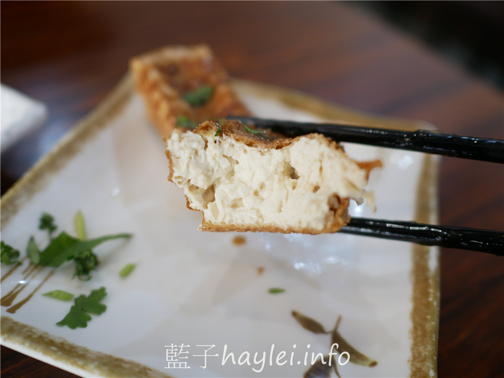 雲林斗六/深海深美食旗艦總店-紹興醉雞腿酒香肉嫩，炸雞腿&炸豆腐外脆內嫩又多汁，魠魚羹鮮甜美味跟超值必點的便當咖哩等，樣樣都是平價親民好滋味， 雙店面用餐環境寬敞明亮乾淨整潔，內有廁所，方便親子來訪~內有菜單!雲林美食/雲林旅遊/斗六美食/30年老字號/斗六小吃/藍子愛美食 中式料理 國內旅遊 攝影 民生資訊分享 飲食集錦 