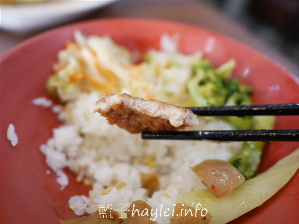 雲林斗六/深海深美食旗艦總店-紹興醉雞腿酒香肉嫩，炸雞腿&炸豆腐外脆內嫩又多汁，魠魚羹鮮甜美味跟超值必點的便當咖哩等，樣樣都是平價親民好滋味， 雙店面用餐環境寬敞明亮乾淨整潔，內有廁所，方便親子來訪~內有菜單!雲林美食/雲林旅遊/斗六美食/30年老字號/斗六小吃/藍子愛美食 中式料理 國內旅遊 攝影 民生資訊分享 飲食集錦 