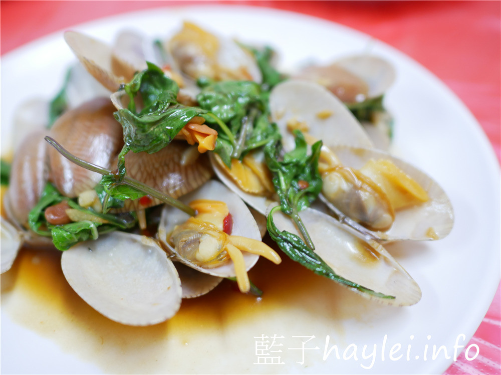 嘉義布袋/布袋港觀光漁市/東港海產-鮮美實惠的在地美味,推薦蒜苗烏魚膘、清蒸虎斑魚、蚵仔煎、空心菜炒筍絲等特色美食,一桌合菜2500起,布袋在地人推薦海鮮餐廳,看文章說通關密碼好菜直接送!今天吃什麼/嘉義美食/嘉義旅遊/嘉義海鮮/嘉義海產店推薦/熱炒海鮮/台菜熱炒/藍子愛美食 中式料理 國內旅遊 攝影 民生資訊分享 飲食集錦