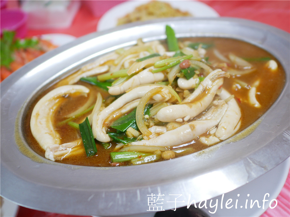 嘉義布袋/布袋港觀光漁市/東港海產-鮮美實惠的在地美味,推薦蒜苗烏魚膘、清蒸虎斑魚、蚵仔煎、空心菜炒筍絲等特色美食,一桌合菜2500起,布袋在地人推薦海鮮餐廳,看文章說通關密碼好菜直接送!今天吃什麼/嘉義美食/嘉義旅遊/嘉義海鮮/嘉義海產店推薦/熱炒海鮮/台菜熱炒/藍子愛美食 中式料理 國內旅遊 攝影 民生資訊分享 飲食集錦