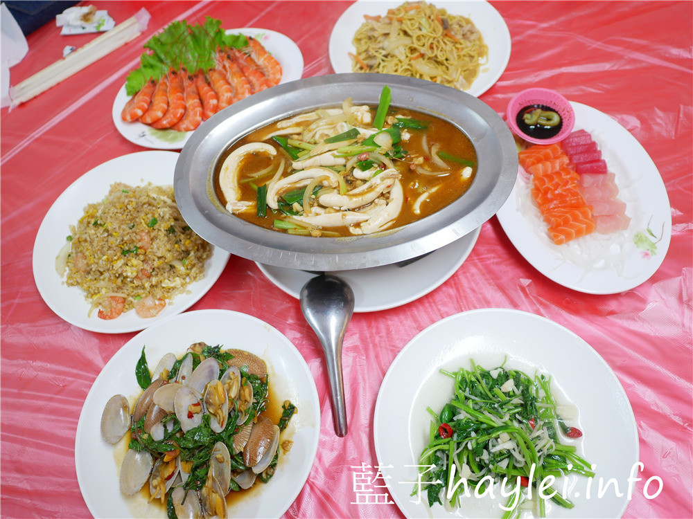嘉義布袋/布袋港觀光漁市/東港海產-鮮美實惠的在地美味，推薦蒜苗烏魚膘、清蒸虎斑魚、蚵仔煎、空心菜炒筍絲等特色美食，一桌合菜2500起，布袋在地人推薦海鮮餐廳，看文章說通關密碼好菜直接送！今天吃什麼/嘉義美食/嘉義旅遊/嘉義海鮮/嘉義海產店推薦/熱炒海鮮/台菜熱炒/藍子愛美食 中式料理 國內旅遊 攝影 民生資訊分享 飲食集錦 