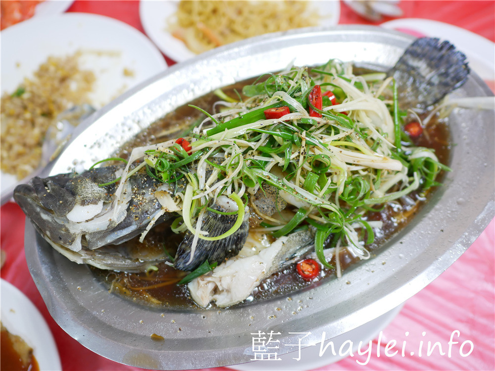 嘉義布袋/布袋港觀光漁市/東港海產-鮮美實惠的在地美味,推薦蒜苗烏魚膘、清蒸虎斑魚、蚵仔煎、空心菜炒筍絲等特色美食,一桌合菜2500起,布袋在地人推薦海鮮餐廳,看文章說通關密碼好菜直接送!今天吃什麼/嘉義美食/嘉義旅遊/嘉義海鮮/嘉義海產店推薦/熱炒海鮮/台菜熱炒/藍子愛美食 中式料理 國內旅遊 攝影 民生資訊分享 飲食集錦