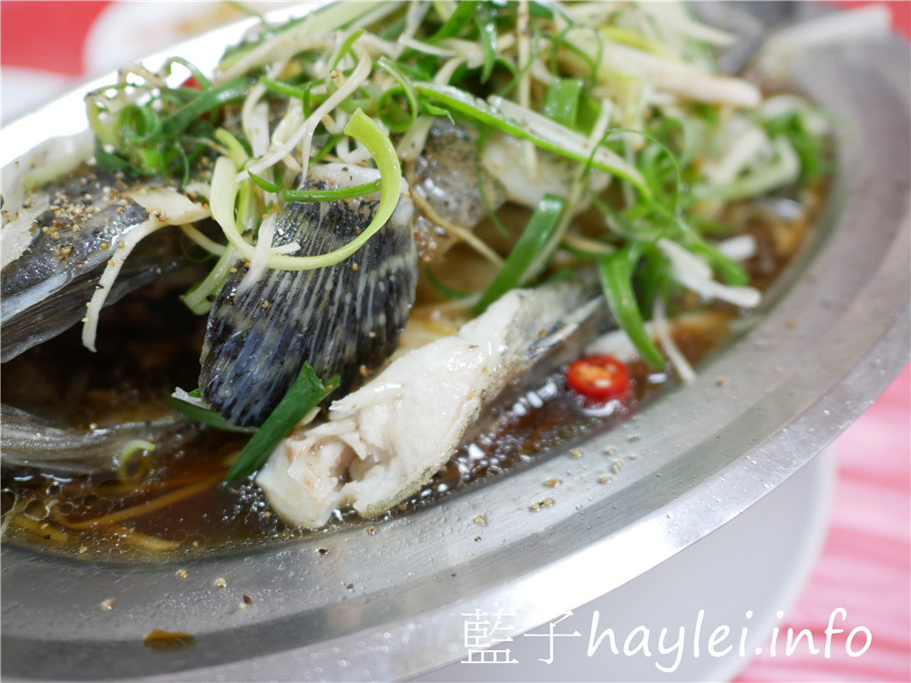 嘉義布袋/布袋港觀光漁市/東港海產-鮮美實惠的在地美味,推薦蒜苗烏魚膘、清蒸虎斑魚、蚵仔煎、空心菜炒筍絲等特色美食,一桌合菜2500起,布袋在地人推薦海鮮餐廳,看文章說通關密碼好菜直接送!今天吃什麼/嘉義美食/嘉義旅遊/嘉義海鮮/嘉義海產店推薦/熱炒海鮮/台菜熱炒/藍子愛美食 中式料理 國內旅遊 攝影 民生資訊分享 飲食集錦