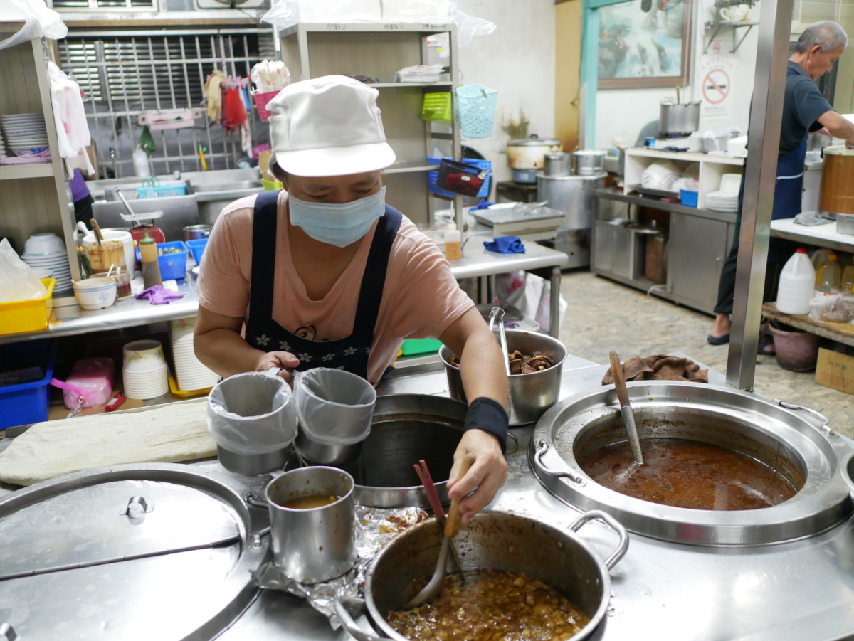 嘉義布袋/布袋港牛肉麵-清燉牛肉麵以蔬果跟牛骨熬製湯底,味道清爽香甜!蛋炒飯、肉燥飯、酸辣湯、現包水餃跟滷味都很平價實惠,備受在地人喜愛~今天吃什麼/嘉義美食/嘉義旅遊/嘉義小吃/布袋美食推薦/嘉義牛肉麵推薦/嘉義水餃推薦/嘉義滷味推薦/黑白切/台灣小吃/台灣牛肉麵/藍子愛美食 中式料理 國內旅遊 攝影 民生資訊分享 飲食集錦