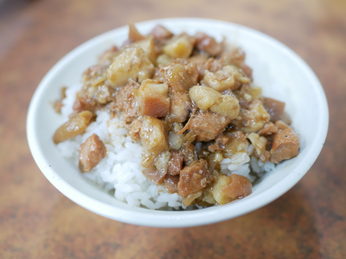 嘉義布袋/布袋港牛肉麵-清燉牛肉麵以蔬果跟牛骨熬製湯底,味道清爽香甜!蛋炒飯、肉燥飯、酸辣湯、現包水餃跟滷味都很平價實惠,備受在地人喜愛~今天吃什麼/嘉義美食/嘉義旅遊/嘉義小吃/布袋美食推薦/嘉義牛肉麵推薦/嘉義水餃推薦/嘉義滷味推薦/黑白切/台灣小吃/台灣牛肉麵/藍子愛美食 中式料理 國內旅遊 攝影 民生資訊分享 飲食集錦