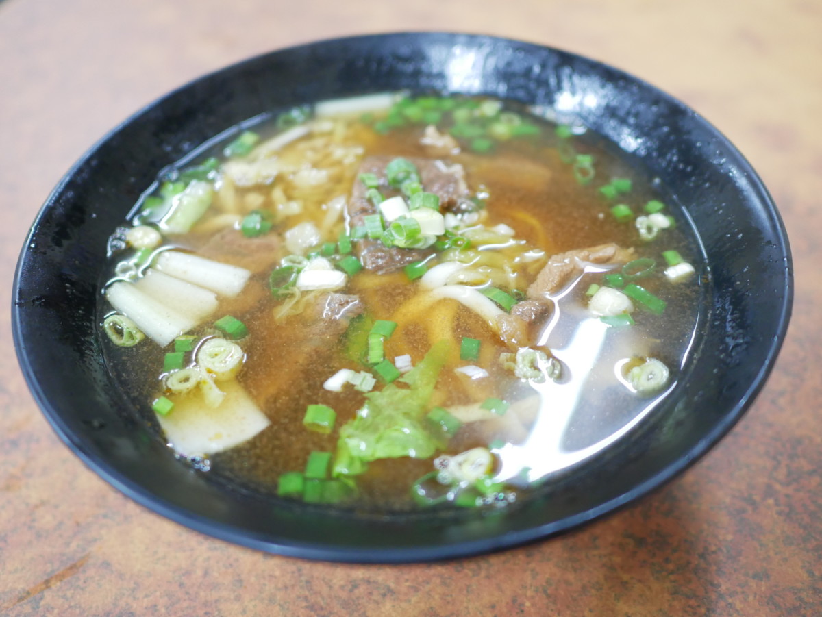 嘉義布袋/布袋港牛肉麵-清燉牛肉麵以蔬果跟牛骨熬製湯底,味道清爽香甜!蛋炒飯、肉燥飯、酸辣湯、現包水餃跟滷味都很平價實惠,備受在地人喜愛~今天吃什麼/嘉義美食/嘉義旅遊/嘉義小吃/布袋美食推薦/嘉義牛肉麵推薦/嘉義水餃推薦/嘉義滷味推薦/黑白切/台灣小吃/台灣牛肉麵/藍子愛美食 中式料理 國內旅遊 攝影 民生資訊分享 飲食集錦